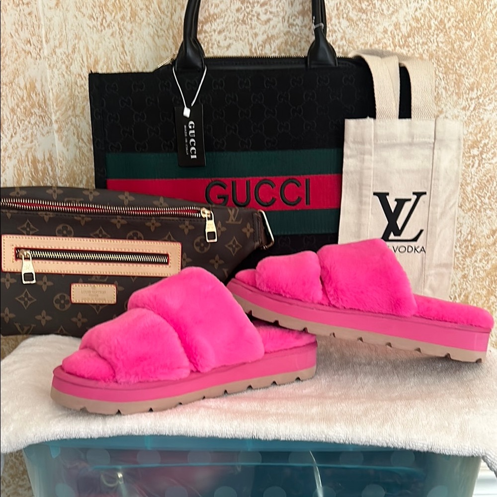 No Boundaries Women's Pink Fur Sandals